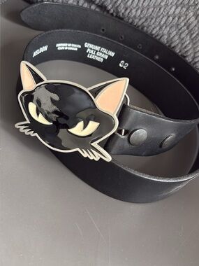 Black Leather Belt with Cat-Head Buckle in Fine Pewter